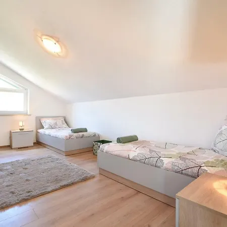 Mar 1 - Luxury Pucisca