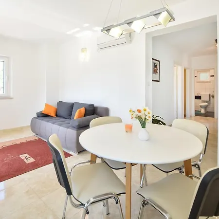 Mar 1 - Luxury * Pucisca